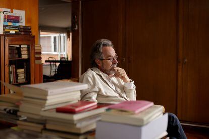 Mauricio García, en su biblioteca, el 2 de agosto de 2023.