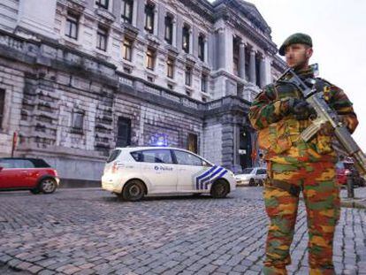Un soldado vigila la zona del Palacio de Justicia en Bruselas.