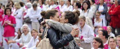 Dos mujeres se besan en medio de una manifestaci&oacute;n contra el matrimonio homosexual en Marsella el pasado octubre.