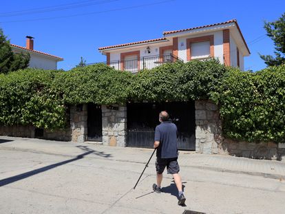 Vista de la vivienda de la mujer de 70 años cuyo cuerpo ha sido localizado descuartizado en la localidad madrileña de Chapinería.