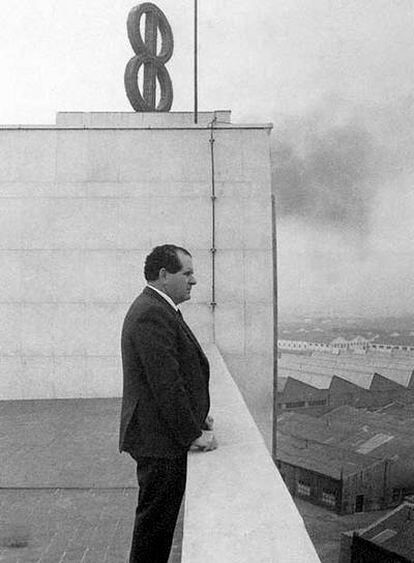 Eduardo Barreiros, en la terraza de su fábrica de Villaverde (Madrid).