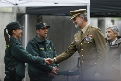 
El rey Felipe VI visitó este martes Sarria (Lugo) para conocer las instalaciones del cuartel de la Guardia Civil y la función que realiza la Benemérita para garantizar la seguridad en este punto del Camino de Santiago. 