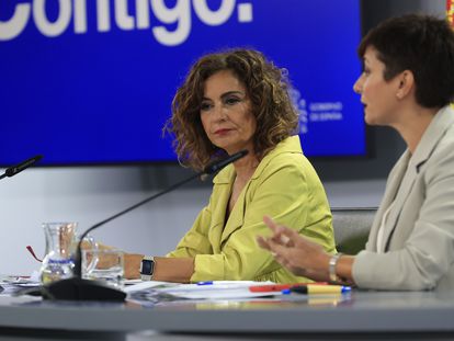 La ministra de Hacienda en funciones, María Jesús Montero (a la izquierda), y la ministra en funciones de Política Territorial y Portavoz del Gobierno, Isabel Rodríguez, este martes.