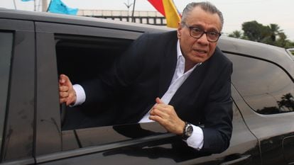 Jorge Glas llega al hangar de la Policía Nacional, en Guayaquil, (Ecuador), el 20 de mayo de 2022.