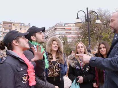 Pedro Garc&iacute;a Aguado conversa con j&oacute;venes que acuden a la fiesta de primavera en el &#039;botellon&oacute;dromo&#039; de Granada.