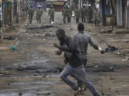 Dos partidarios del opositor Odinga se enfrentan a la Polic&iacute;a, este s&aacute;bado en un suburbio de Nairobi.