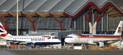 Aviones de British Airways e Iberia, en la T-4 del aeropuerto de Madrid-Barajas.