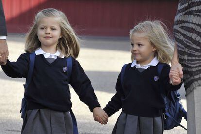 La infanta Sofía y la princesa Leonor llegando al colegio en 2015.