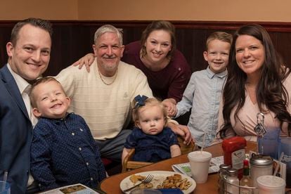 David Bennett, tercero por la izquierda, posa con su familia en una imagen de 2019.