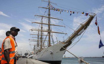 La fragata argentina 'Libertad', atracada en el puerto de Tema (Ghana).