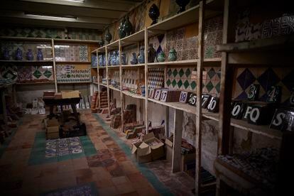 Zona de venta y exposición de productos en la fábrica de cerámica de Fajalauza.