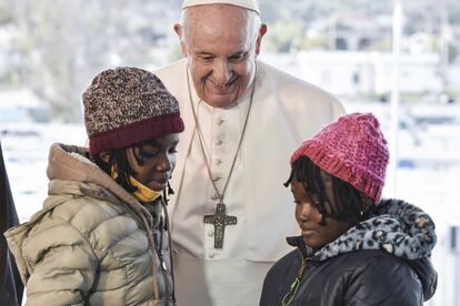 El Papa junto a dos niñas refugiadas en la isla griega de Lesbos, este domingo.