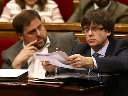 El president de la Generalitat, Carles Puigdemont, acompanyat del vicepresident, Oriol Junqueras, durant una sessió de control a l'Executiu català al Parlament.