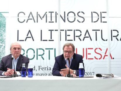 El ex primer ministro de Portugal Francisco Pinto Balsem&atilde;o y el presidente de EL PA&Iacute;S, Juan Luis Cebri&aacute;n, hoy en la Feria del Libro.