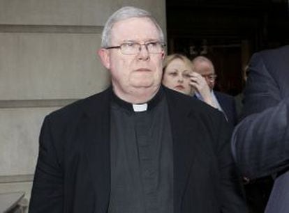 Monseñor William Lynn a la salida del tribunal que lo juzga por encubrir casos de pedofilia entre los curas de Filadelfia.