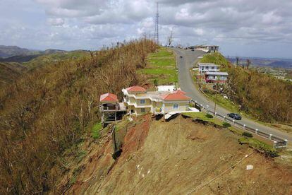 Las pérdidas económicas serán de miles de millones de dólares, según Jénniffer González, comisionada de Puerto Rico en el Congreso de Estados Unidos, del que la isla es Estado Libre Asociado. En la imagen, una casa afectada por un deslizamiento de tierra, en San Juan.