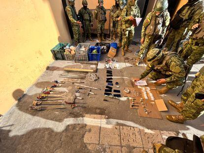 Un soldado revisa las cosas que fueron confiscadas a los presos.