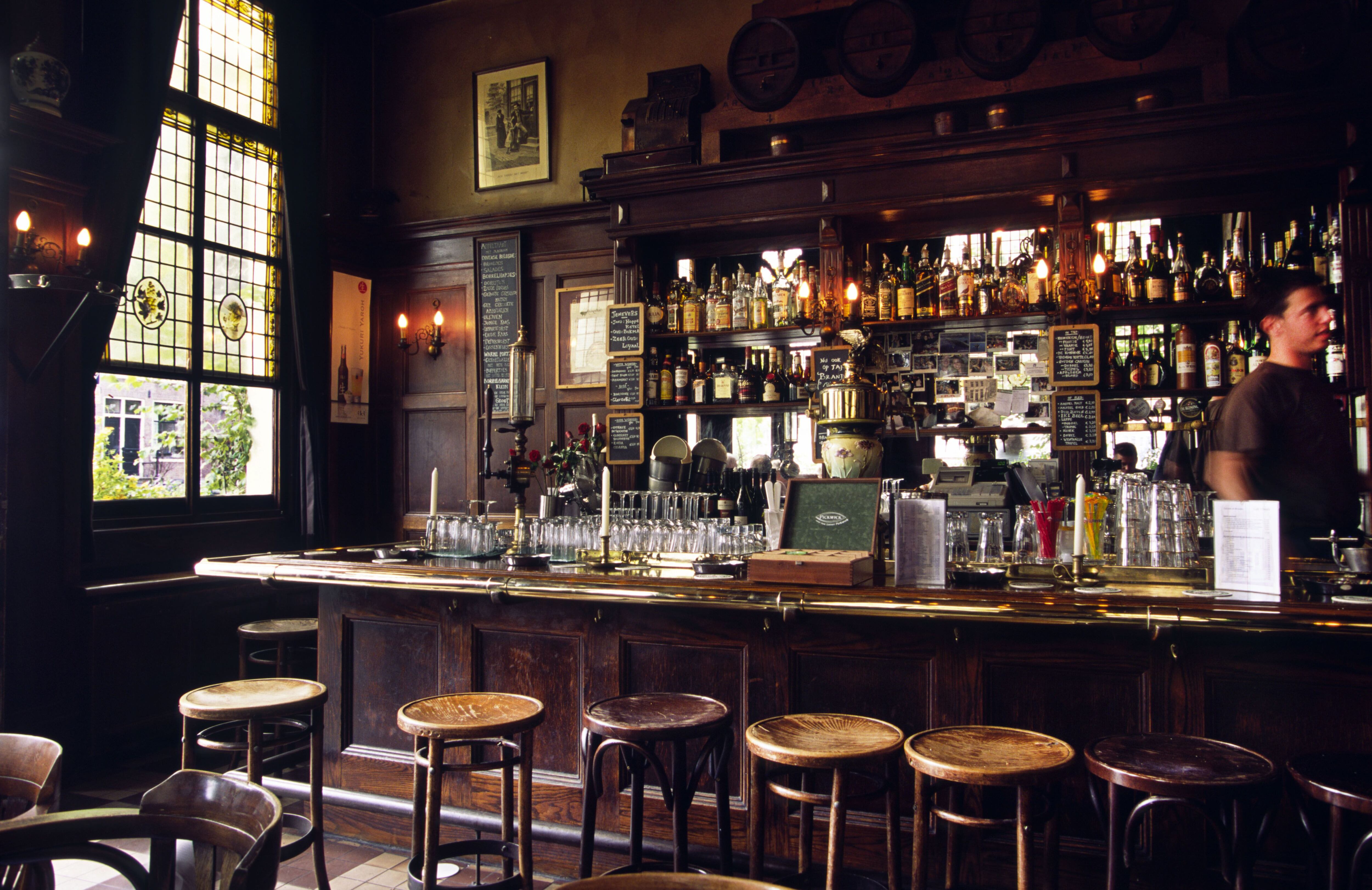 Interior del Café ‘t Smalle, una antigua destilería de 'jenever' (una ginebra neerlandesa) en Ámsterdam.