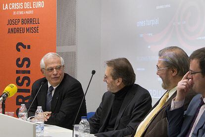 De izquierda a derecha, José Borrell, Andreu Missé, Antoni Franco y el editor Javier Barbero.