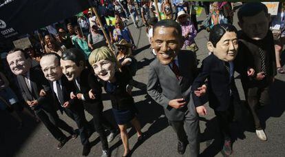 Activistas con máscaras de los líderes del grupo G-7, durante una protesta en Múnich (Alemania) que ha reunido a unas 30.000 personas.