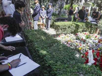 Admiradores de Andrea Camilleri firman el libro de condolencias este jueves en la tumba del escritor siciliano.