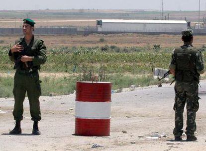Soldados israelíes hacen guardia cerca del puesto fronterizo de Karni.