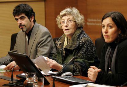 De izquierda a derecha, el portavoz foral guipuzcoano, Eneko Goia; la diputada de Cultura, María Jesús Aranburu, y Pilar Azurmendi, directora de Patrimonio, en la presentación de la iniciativa.