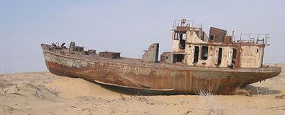 Uno de los barcos varados en la arena en lo que un día fue el mar de Aral y hoy es un desierto.