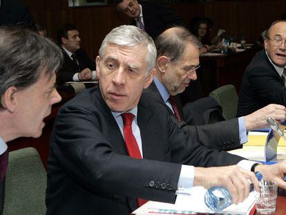 El ministro de Exteriores británico, Jack Straw (de frente), junto a Javier Solana (a su izquierda), ayer en Bruselas.