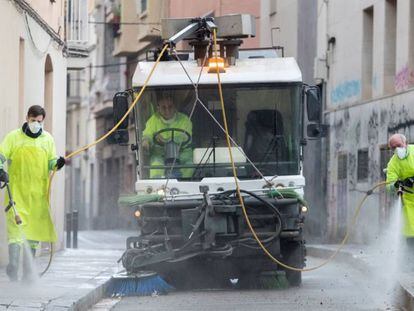 Trabajadores de la limpieza realizan su labor en una calle del barrio de Gràcia de Barcelona.