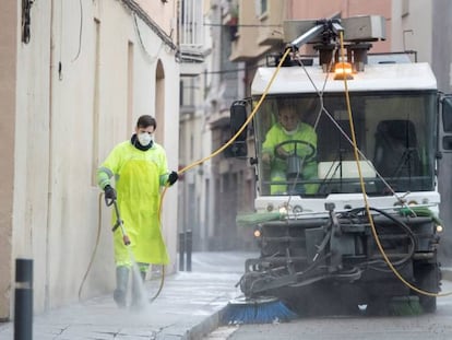 Trabajadores de la limpieza de Barcelona riegan con agua freática