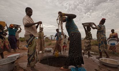Varias personas extraen agua en el campo de refugiados de Kabo, Republica Centroafricana.