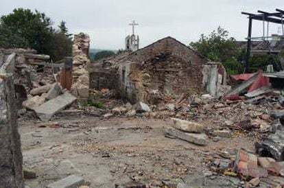 Inmuebles destruidos del barrio de A Torre, en Paramos (Tui), con la torre al fondo del santuario que también resultó destrozado.