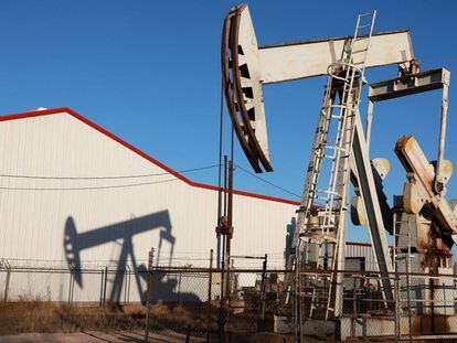 Campo de petróleo de Permian Basin en Odessa, Texas, EE UU