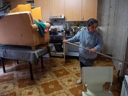 Una vecina de Tudela (Navarra) limpia su cocina tras verse anegada por las inundaciones, este lunes.
