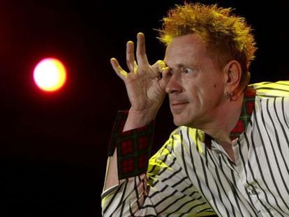 John Lydon en plena actuación con PIL.