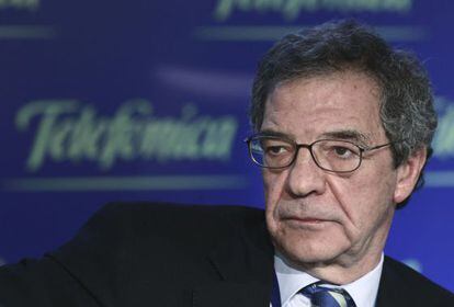 El presidente de Telefónica, César Alierta, durante una rueda de prensa en Madrid.