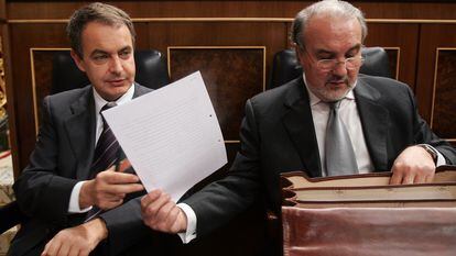 José Luis Rodríguez Zapatero y Pedro Solbes, en 2007 en el Congreso.