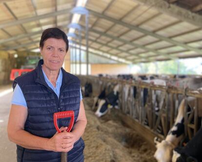 Charo Arredondo posa con sus vacas en La Revilla (Soba, Cantabria).