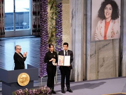Kiana Rahmani y Ali Rahmani, hijos de Narges Mohammadi, posan con el premio en nombre de su madre durante la ceremonia del Premio Nobel de la Paz 2023 en Oslo este domingo.