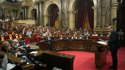 El presidente catalán, Quim Torra, interviene en el pleno del Parlament.
 