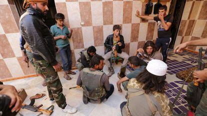 Milicianos rebeldes a las puertas de Shawa, localidad controlada por el ISIS en la provincia de Alepo.