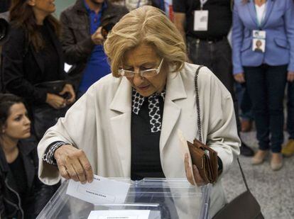 Manuela Carmena, candidata de Ahora Madrid al ayuntamiento, vota en el colegio público Conde de Orgaz, en el madrileño distrito de Hortaleza.