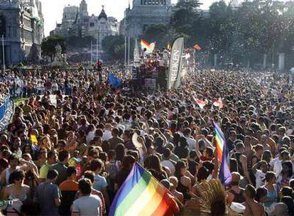 La manifestación del orgullo gay, a su paso por la plaza de Cibeles en Madrid.

 / s. s.