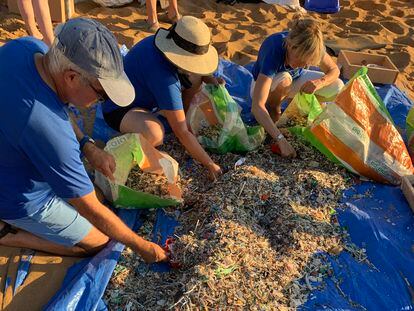 Miembros de la organización Per la Mar Viva recogiendo residuos en Platja de Cavalleria, en Menorca.
