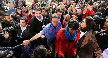 La candidata Teresa Rodríguez camina delante de Iglesias y Errejón.