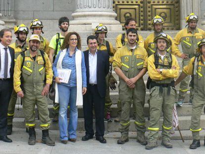 Un grupo de brigadistas se reúne con diputados del PSOE, en una imagen de archivo.