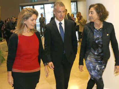 De izquierda a derecha, Ana Oregi, I&ntilde;igo Urkullu y Cristina Uriarte, este mi&eacute;rcoles en el Kursaal. 
