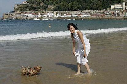 Ai Qin Lin, protagonista de <i>Ghosts,</i> ayer en la playa de La Concha de San Sebastián.