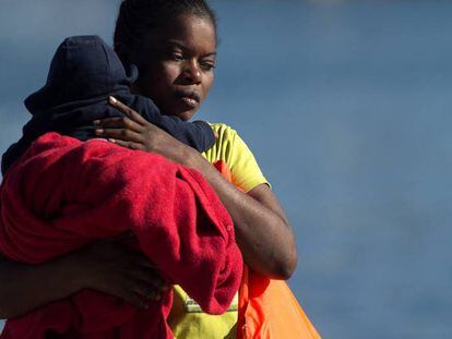 Una mujer desembarca en Málaga con un bebé tras ser rescatada por Salvamento Marítimo el pasado 23 de septiembre. 